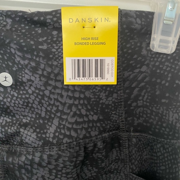 * NEW Danskin Black Patterned Leggings Size S Workout Yoga Run Walk Hike Active - Picture 5 of 7